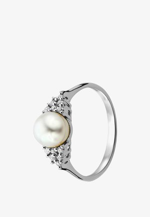 Anillo de plata con una gran perla redonda en el centro, rodeada de pequeñas piedras transparentes. Banda suave con detalles en los laterales.