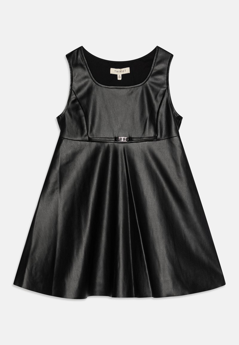 Vestido de imitação de couro preto com um design sem mangas, decote redondo e um corpete ajustado que se alarga numa saia pregueada. Detalhe em prateado.