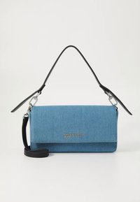 Világoskék farmer keresztpántos táska fekete bőr pánttal. Mágneses záródással és ezüst logó díszítéssel az elején.