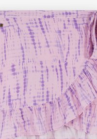 Fioletowa sukienka tie-dye z falbaniastym dołem, wykonana z lekkiego materiału o gładkiej fakturze i zwiewnym fasonie.