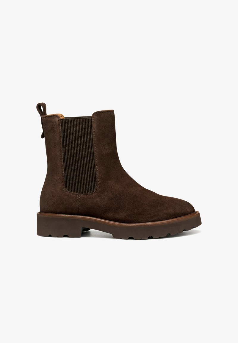 Bottines en suède marron avec des panneaux élastiques sur les côtés, un bout arrondi et une semelle en caoutchouc texturée. Équipées d'une languette pour un enfilage facile.