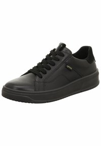 Baskets en cuir noir avec un bout arrondi, des panneaux latéraux texturés, des lacets plats et une semelle en caoutchouc. Présente un logo discret sur le côté.