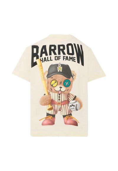 Crème kleurig T-shirt met korte mouwen, featuring een cartoonbeer in een honkbaloutfit, die een bat en een bal vasthoudt, met de opdruk "BARROW HALL OF FAME".