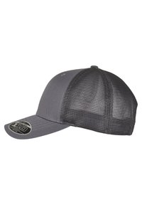 Căciulă de baseball gri cu față solidă și spate din plasă, având un capac plat și un eticheta circulară pe partea stângă. Design respirabil.
