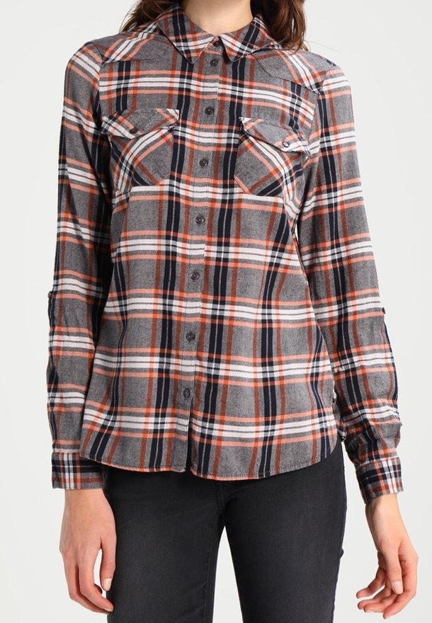 Camicia flanella a quadri grigi con strisce arancioni e blu navy, dotata di chiusura frontale a bottoni, due tasche sul petto e maniche lunghe con polsini abbottonati.