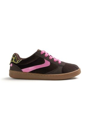 Sneaker marrone low-top con lacci rosa e striscia laterale, linguetta con stampa leopardata sul tallone e suola color gomma su sfondo bianco.