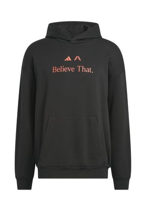 Sort hættetrøje med frontlomme, orange Adidas-logo og teksten "Believe That." trykt på brystet.