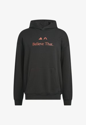 Mustapaita, jossa on etutasku, oranssi Adidas-logo ja "Believe That." -teksti painettuna rintaan.