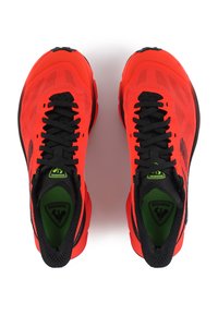Zapatillas deportivas rojas con una parte superior de malla transpirable, cordones negros y plantillas verdes. Presentan una puntera redondeada y una suela de goma texturizada.