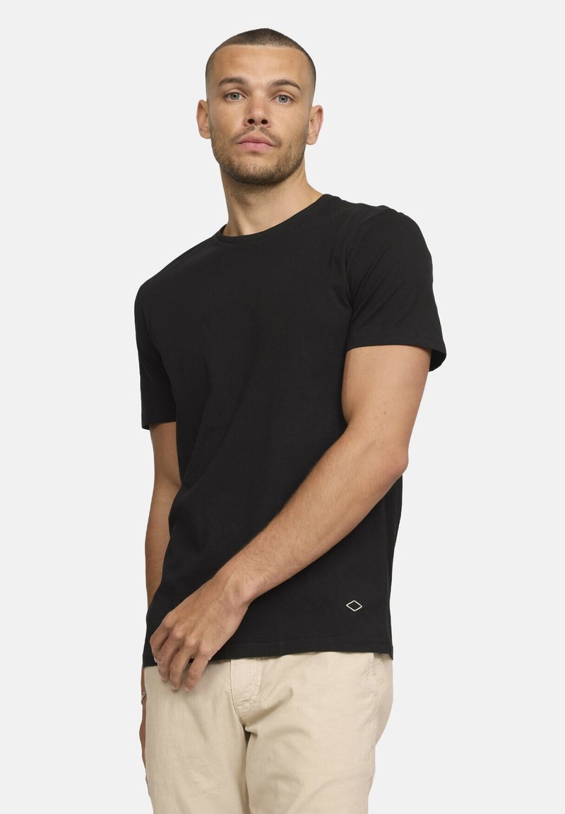 T-shirt noir à manches courtes en coton, avec un col rond et un petit logo en diamant blanc sur le côté inférieur.