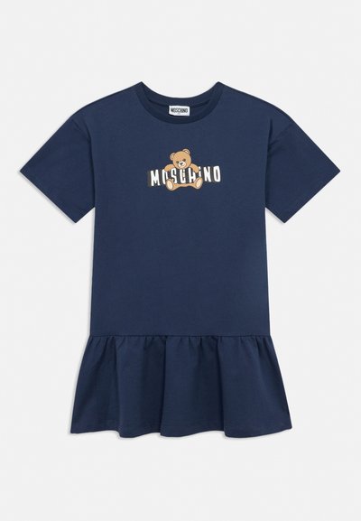 Σύντομο φόρεμα σε ναυτικό μπλε με κοντά μανίκια και βολάν στο τελείωμα, με αρκουδάκι και λογότυπο "Moschino" στο στήθος.