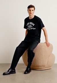 Les Deux BARRY  - Apdrukāts T-krekls - black