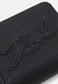 KARL LAGERFELD K/SKUARE GRAINY BIFOLD - Portafoglio - black