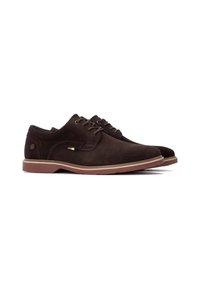 Zapatos de ante marrón con una textura suave, puntera redonda, diseño de cordones y una suela de goma con un acento en marrón claro que contrasta.