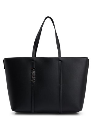 Schwarze Leder-Tote-Bag mit zwei langen Henkeln und vertikalen Riemen, mit silbernen „HUGO“ Metallbuchstaben auf der linken Vorderseite.