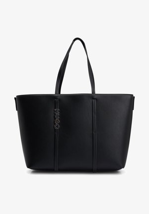 Czarna skórzana torba typu tote z dwoma długimi uchwytami i pionowymi paskami, z metalowymi srebrnymi literami "HUGO" z przodu po lewej stronie.