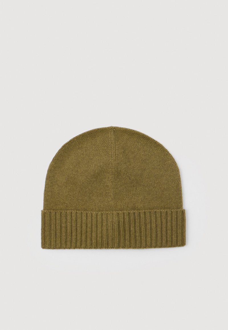 Gorro de malha verde-oliva com aba dobrada, exibido plano sobre um fundo branco.