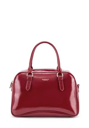 Borsa in pelle verniciata rossa con doppio manico superiore, dettagli in metallo dorato e forma arrotondata. Presenta un logo sul davanti.