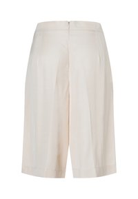 Beige maßgeschneiderte Shorts aus einem glatten, leichten Stoff. Besonders hervorzuhebende Details sind Falten und ein diskreter Reißverschlussverschluss hinten.