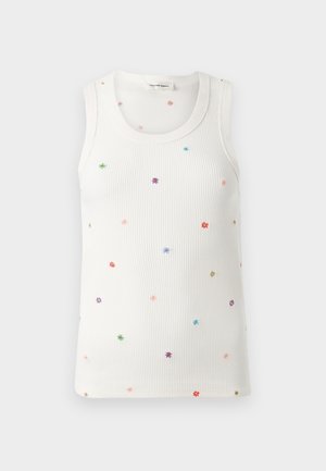 Witte geribbelde tanktop met multicolore geborduurde bloemen verspreid over het geheel. Klassiek mouwloos ontwerp met een ronde halslijn.