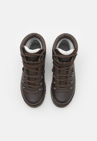 Brązowe skórzane buty trekkingowe z szarym fleece'em w środku, brązowymi i pomarańczowymi sznurówkami oraz teksturowaną gumową podeszwą. Wyposażone w oczka i haki do pewnego zaciągania.