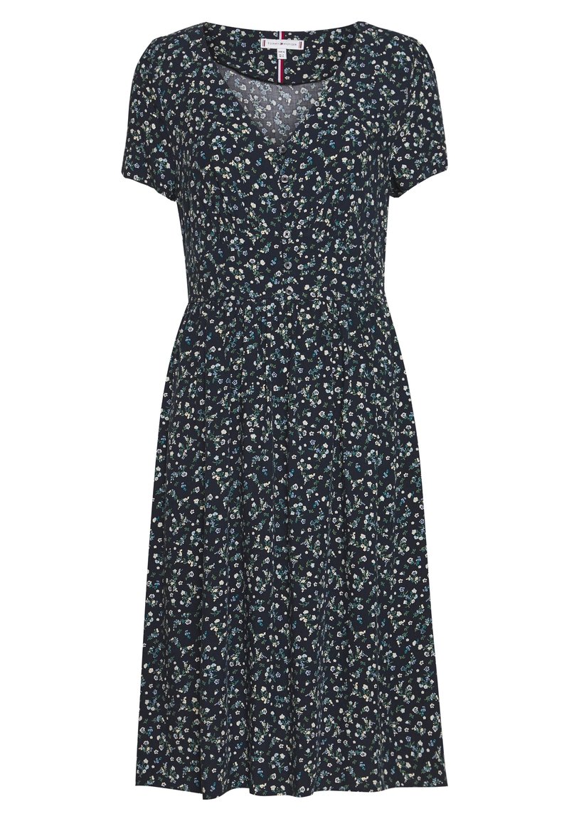 Vestido de estampado floral en un azul marino oscuro, con mangas cortas, escote en V y una cintura ajustada que se despliega en una falda hasta la rodilla.