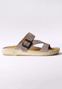 Sandalo in suede grigio con cinturini incrociati, fibbia nera regolabile e suola avvolta in juta naturale, caratterizzato da un design piatto e punta aperta.