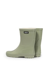 Bottes de pluie en caoutchouc vertes, avec une texture lisse, un bout rond et une semelle à faible relief. Présente un tag logo sur le côté.