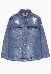 Spijkerjack in lichtblauw met een klassieke kraag, voorzakken en verweerde details. Voorzien van zilveren knopen en een ontspannen pasvorm.