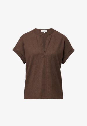 Bruine kortekorte mouwtop van een gestructureerde stof, met een inkeping bij de hals en omgeslagen mouwen. Eenvoudig ontwerp zonder patronen of accenten.