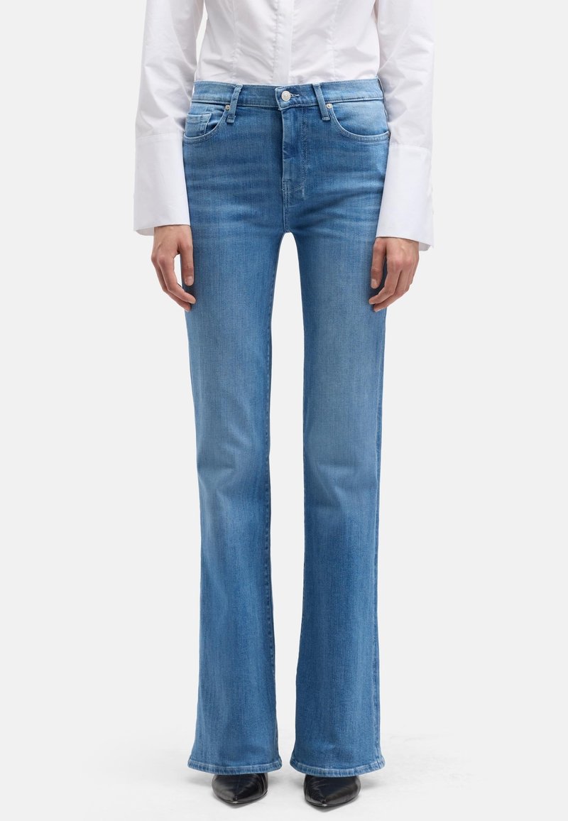 Jasnoniebieskie dzwony dżinsowe z pięcioma kieszeniami, zamkiem błyskawicznym i guzikiem oraz delikatnym efektem sprania dla casualowego wyglądu.