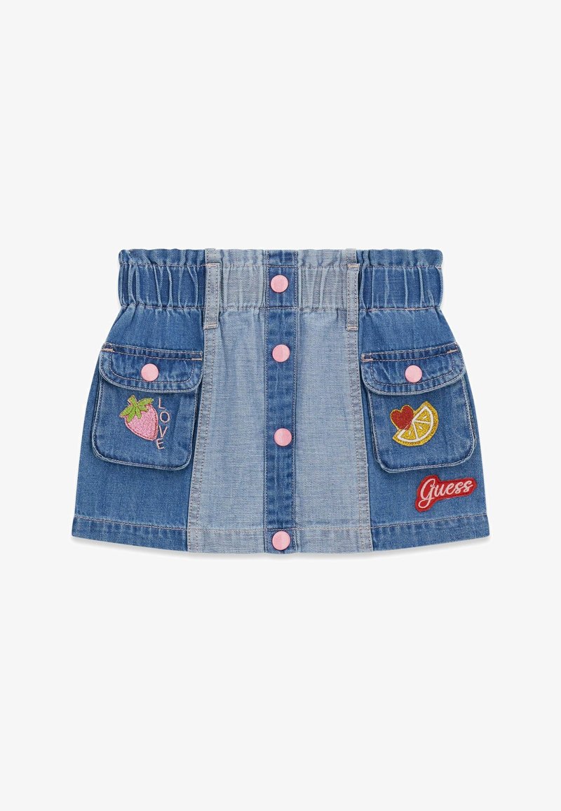 Jupe en denim avec taille élastique, boutons roses, deux poches à rabat à l'avant décorées d'un patch fraise et citron ainsi qu'un patch logo "Guess".