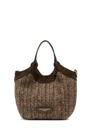 Sac à main tressé marron avec un motif texturé, des accents en daim et des poignées doubles. Comprend une plaque de marque dorée.