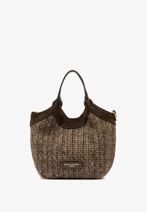 Sac à main tressé marron avec un motif texturé, des accents en daim et des poignées doubles. Comprend une plaque de marque dorée.