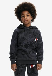 Zwarte hoodie met Spider-Man graphics, tekst in stripboekstijl en een geborduurd Spider-Man-logo. Zachte stof met een relaxed fit.
