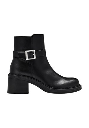 Schwarzer Leder-Stiefelette mit Blockabsatz, rundem Zehenbereich und silbernem Schnallenriemen um den Knöchel.