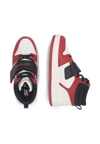 Sneakers înalte de culoare roșie, albă și neagră, cu șireturi negre și o curea Velcro neagră, prezentate din unghiuri de sus și lateral pe un fundal alb.