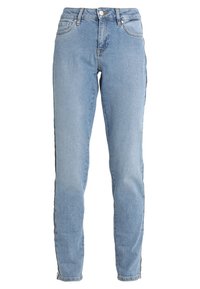 Jasnoniebieskie dżinsy z dopasowanym krojem, wysokim stanem i paskami po bokach. Posiadają kieszenie z przodu i z tyłu. Lekko wyblakła tekstura.