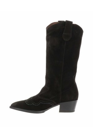 Botte de cowgirl en suède noir avec un bout pointu, des détails de couture courbés et un talon bloc. Comprend une languette à l'arrière.