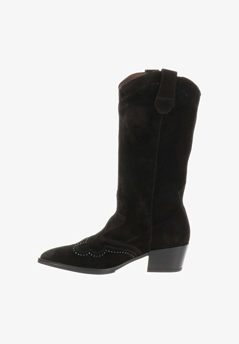 Czarne zamszowe kowbojki z wyciągniętym czubkiem, zakrzywionymi detalami ściegów oraz blokowym obcasem. Posiadają pętelkę do zakupu na górze.