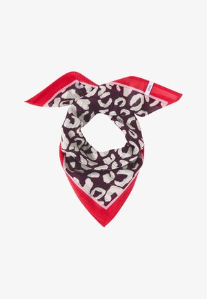 Kwadratowa chusta z czerwonym obramowaniem i białym oraz ciemnofioletowym wzorem w panterkę, złożona w pętlę z ostrymi końcami.