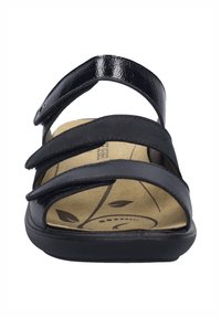 Sort sandal med tre justerbare syntetiske stropper, glat tekstur, polstret indersål med bladmønster, rund tå og flad sål.