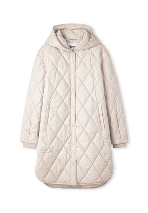 Jasno beżowy pikowany płaszcz z kapturem, zapinany na napy, z kieszeniami bocznymi i ściągaczami na mankietach. Posiada wzór w diamenty na całej powierzchni.