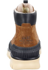 Braune Wildleder-Stiefeletten mit einem schwarzen Lederkragen, geripptem Gummisohle und Fleece-Fütterung; mit Markenlogo auf der Rückseite.