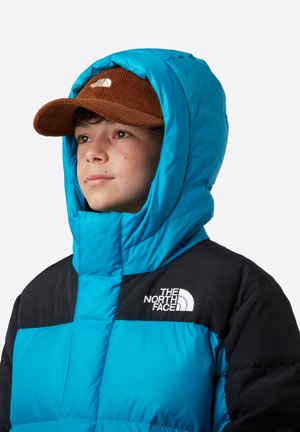 Blaue und schwarze isolierte Jacke mit großer Kapuze, mit einem gesteppten Design und dem Logo von The North Face auf der Brust.