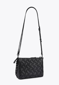 Borsa a tracolla in pelle nera con pattern intrecciato, chiusura a zip e manico a catena rimovibile. Tracolla regolabile per un utilizzo versatile.