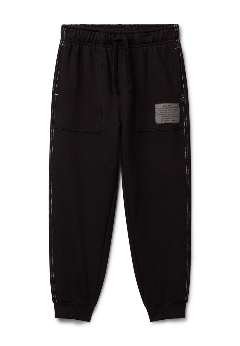 Pantaloni jogger neri con vita elastica, cordino, tasche frontali a toppa, cuciture laterali bianche e una piccola etichetta stampata sulla tasca destra.