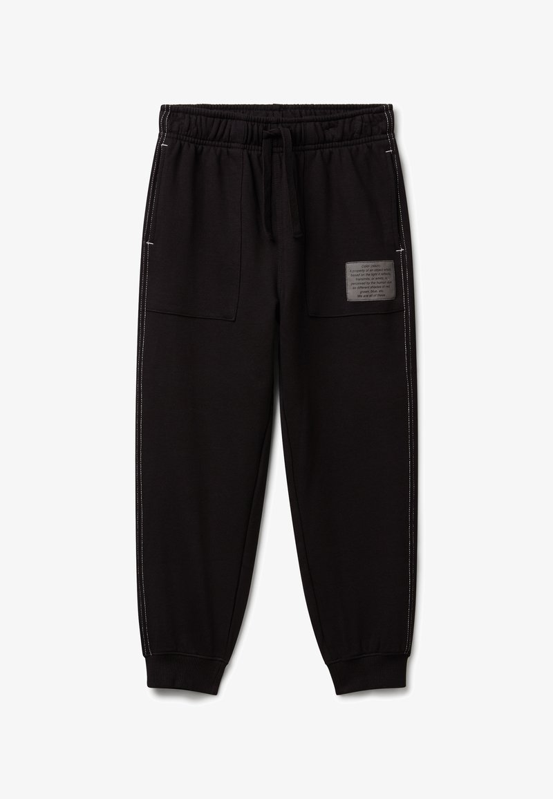 Pantaloni jogger neri con vita elastica, cordino, tasche frontali a toppa, cuciture laterali bianche e una piccola etichetta stampata sulla tasca destra.