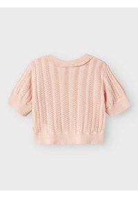 Maglione a maniche corte e corto in rosa chiaro con strisce verticali texture e colletto rotondo. Presenta polsini e orlo a coste.