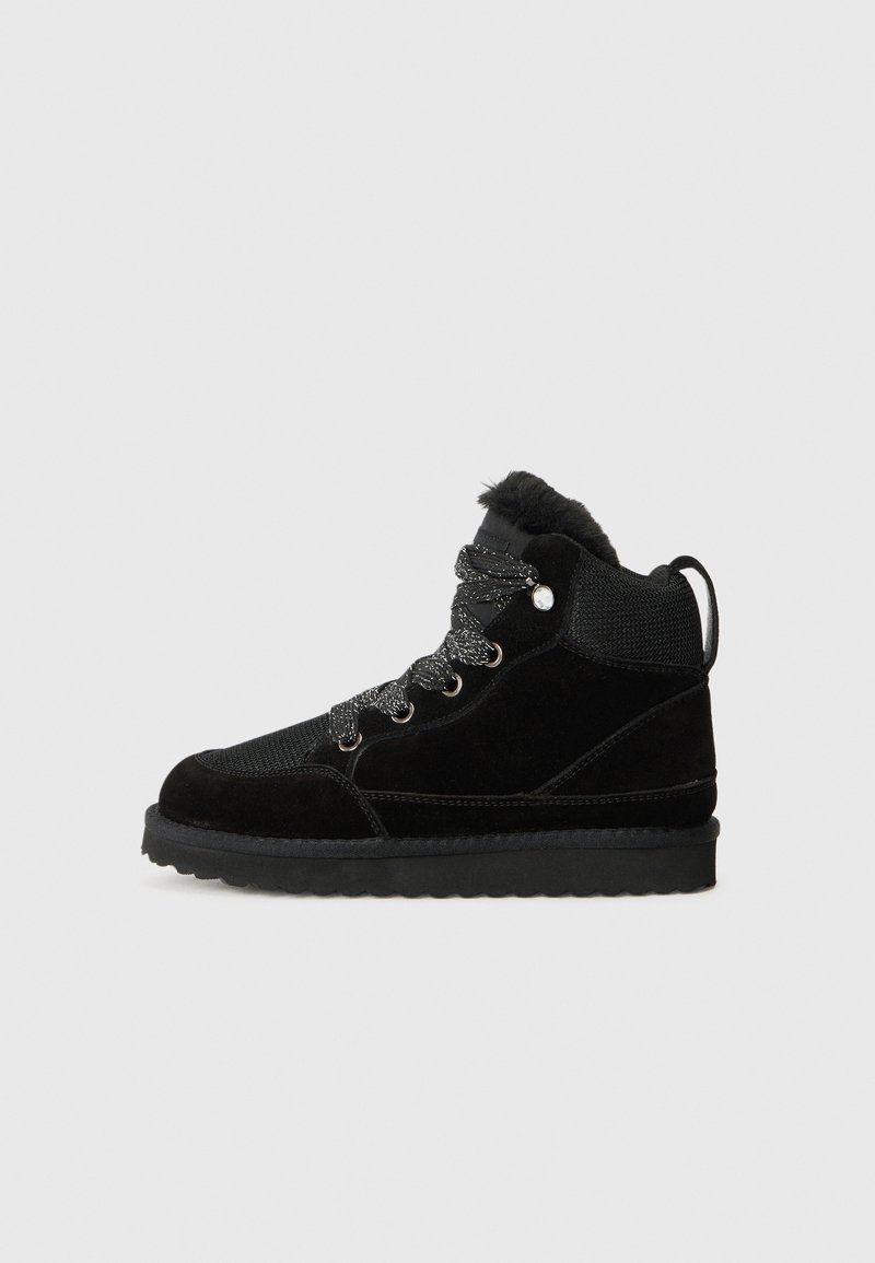 Bottines noires avec un mélange de suède et de maille, dotées de lacets métalliques, d'un col en fausse fourrure et d'une semelle en caoutchouc texturée.